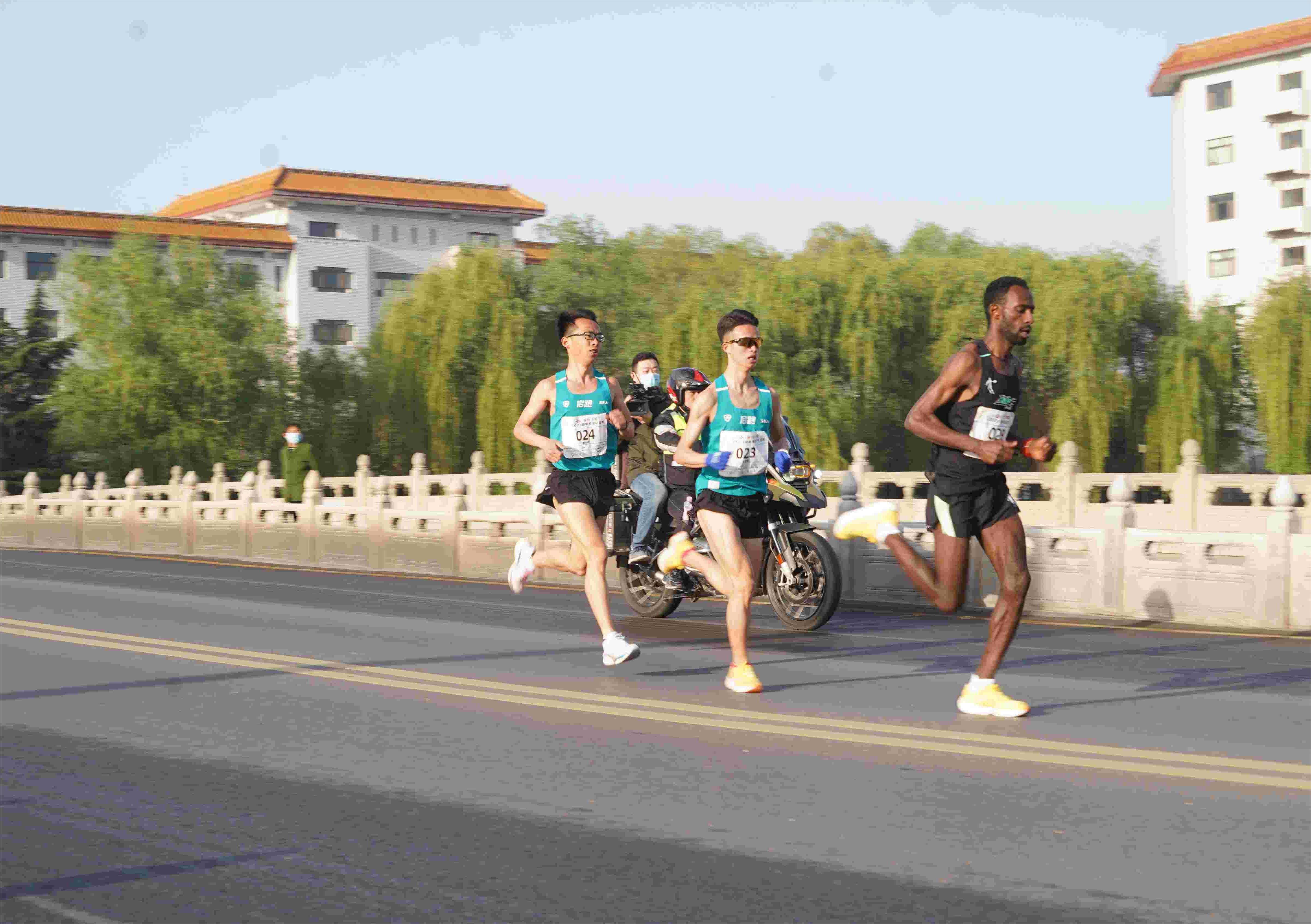 1682227071994994.jpg 旗下运动员并排跑(1).jpg